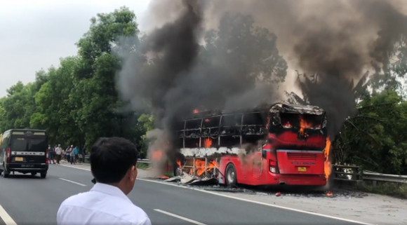 2 Xe Khach Chay Rui Tren Cao Toc Cau Gie Ninh Binh