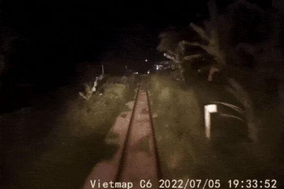 1 Goc Camera Khac Vu Nhan Vien Gac Chan Dung Cam Cuu Nguoi Nga Truoc Mui Tau Hoa