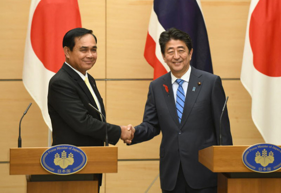 2 Cuu Thu Tuong Abe Bi Ban Ca The Gioi Bi Soc