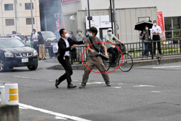 2 Hung Thu Ban Ong Abe La Cuu Quan Nhan Dung Sung Tu Che