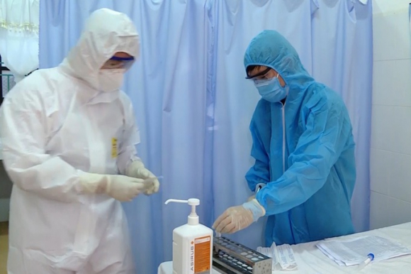 3 Ninh Binh Khong Nhan Hoa Hong Khi Mua Sam Phong Chong Dich