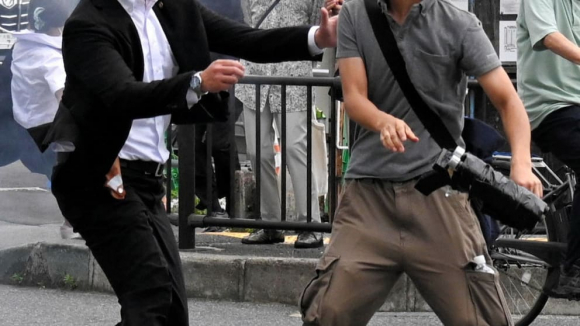 2 Ke Am Sat De Dang Ra Tay Voi Co Thu Tuong Abe Shinzo