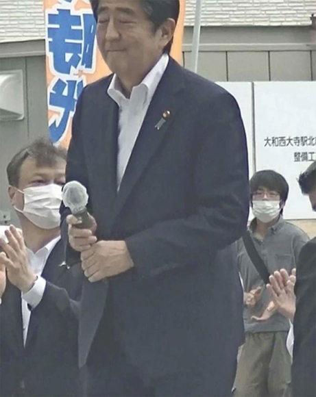 1 Buc Anh Cho Thay Nghi Pham Dung Ngay Sau Ong Abe Dang Phat Bieu