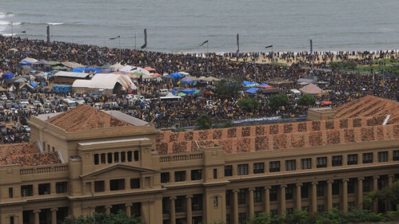 4 Nguoi Bieu Tinh Sri Lanka Thu Cuoc Song Xa Hoa Trong Dinh Tong Thong