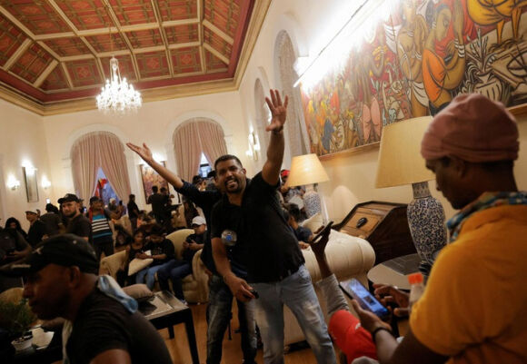 6 Nguoi Bieu Tinh Sri Lanka Thu Cuoc Song Xa Hoa Trong Dinh Tong Thong