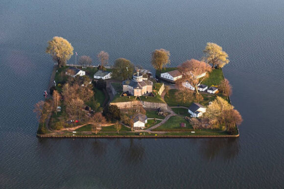 Hòn đảo nhân tạo có diện tích siêu nhỏ trở thành nơi nghỉ dưỡng hấp dẫn nhất nước Đức