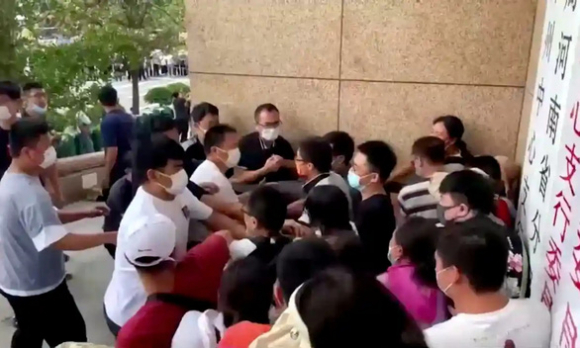 2 Hang Ngan Nguoi Trung Quoc Bieu Tinh Vi Ngan Hang Khong Cho Rut Tien Nhieu Thang Qua