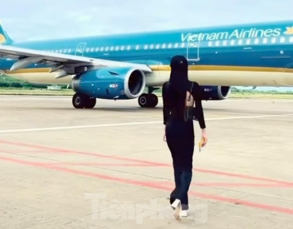 3 Cuc Hang Khong Vao Cuoc Xac Minh Nu Hanh Khach Tien Sat May Bay Quay Video