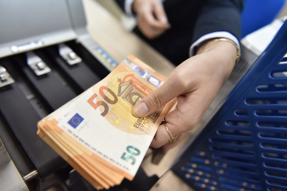 1 Ngan Hang Niem Yet Gia Mua Eur Thap Hon Usd