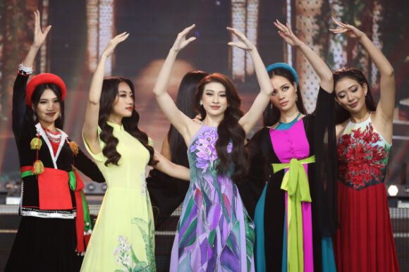 1 Hoa Hau Cu Chua Qua Hoa Hau Moi Da Toi