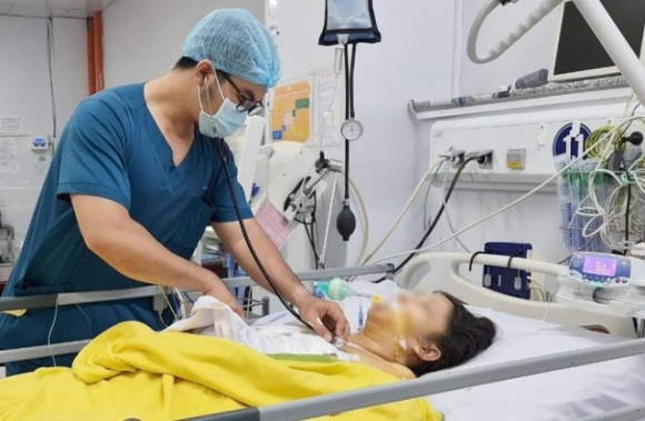 2 Nhan Vien Y Te Cong Tiep Tuc Lan Song Nghi Viec Roi Khoi Nganh Y