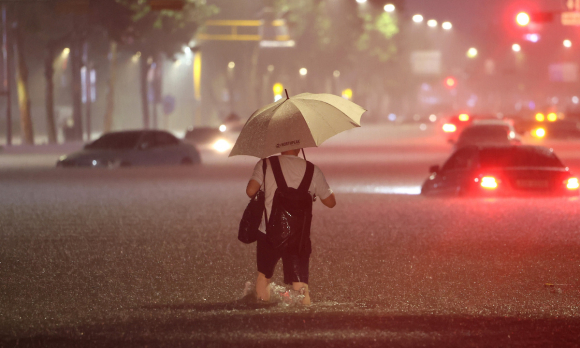 1 Nguoi Viet O Han Quoc Bang Hoang Truoc Tran Mua Lu Lich Su