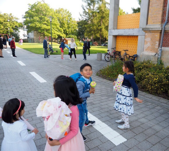 4 Chiec Vi Tien Ngay Khai Giang Va Kinh Nghiem Day Con Ve Tien Huu Ich Cua Me Viet O Duc Con Moi 7 Tuoi Da Tiet Kiem Chi Tieu Khong Voi Vinh