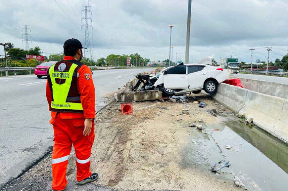 1 Canh Sat Thai Lan Bo Quen Nan Nhan Tren Xe Gap Nan Suot 12 Gio