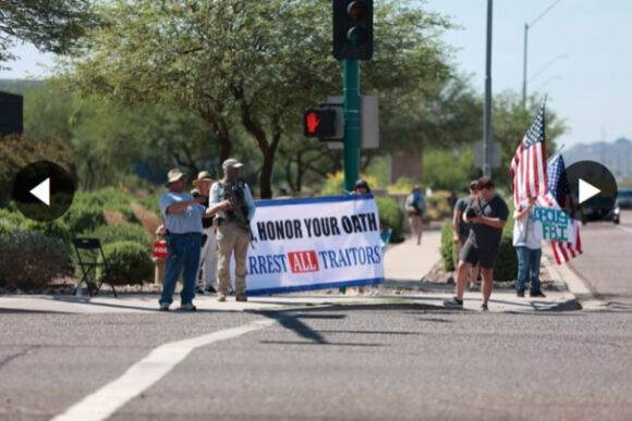 1 Nguoi Ung Ho Ong Donald Trump Cam Sung Tap Trung Ben Ngoai Van Phong Fbi