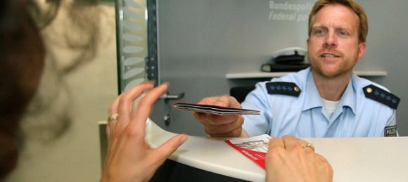 Đức tạm công nhận hộ chiếu mẫu mới của Việt Nam nhưng chưa cấp visa định cư