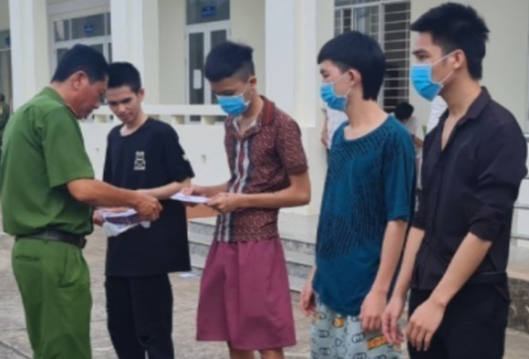 1 40 Nguoi Thao Chay Khoi Casino Duoc Ho Tro Kinh Phi Tro Ve Dia Phuong