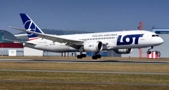 1 May Bay Boeing 787 Dreamliner Phai Ha Canh Khan Cap Vi Cua So Bi Nut
