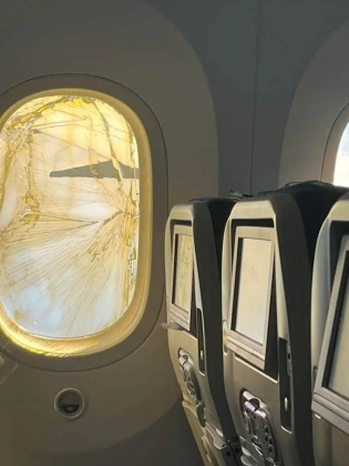 3 May Bay Boeing 787 Dreamliner Phai Ha Canh Khan Cap Vi Cua So Bi Nut