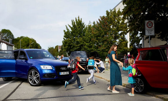 1 Phu Huynh Duc Dua Don Con Gay Hon Loan Truoc Cong Truong