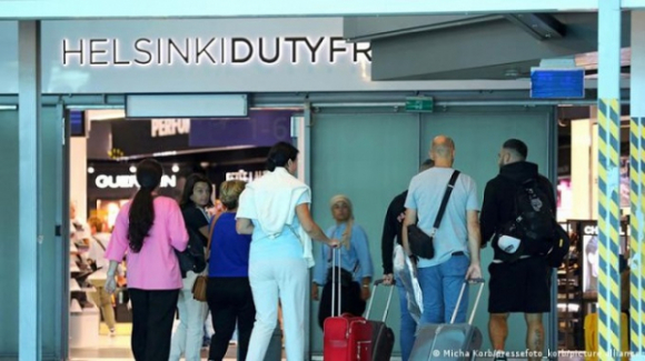 2 Nguoi Nga Dang Di Du Lich O Dau