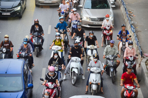 10 Dau Dau Canh Xe May Chay Bat Chap Luat Le Ngang Nhien Vi Pham Ngay Truoc Mat Csgt O Ha Noi