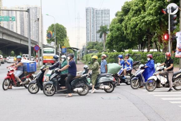 13 Dau Dau Canh Xe May Chay Bat Chap Luat Le Ngang Nhien Vi Pham Ngay Truoc Mat Csgt O Ha Noi