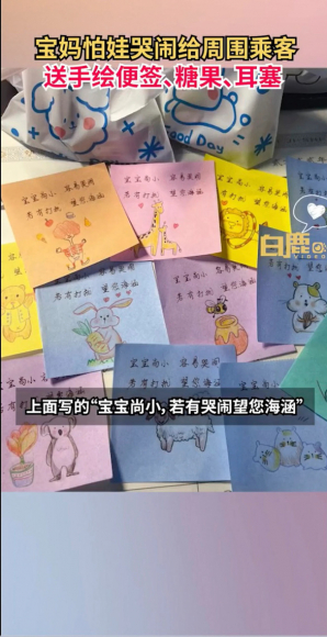 2 Nguoi Me Gui Qua Kem Thu Xin Loi Cho Khach Bay Cung Phong Khi Con Trai Khoc