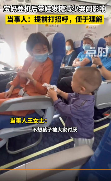 3 Nguoi Me Gui Qua Kem Thu Xin Loi Cho Khach Bay Cung Phong Khi Con Trai Khoc