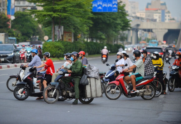 4 Dau Dau Canh Xe May Chay Bat Chap Luat Le Ngang Nhien Vi Pham Ngay Truoc Mat Csgt O Ha Noi