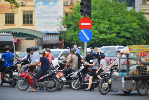 5 Dau Dau Canh Xe May Chay Bat Chap Luat Le Ngang Nhien Vi Pham Ngay Truoc Mat Csgt O Ha Noi