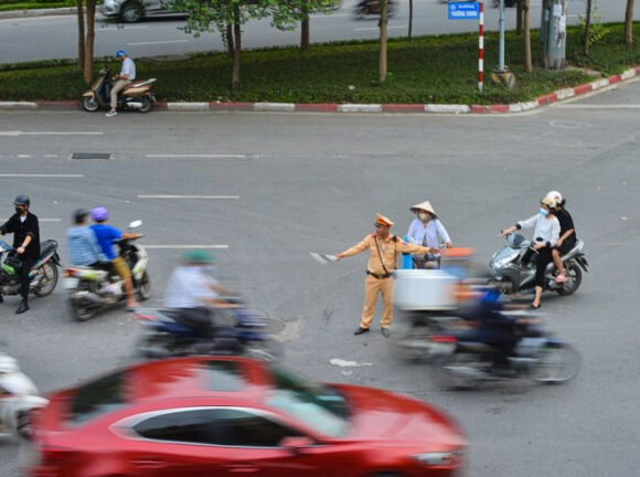 6 Dau Dau Canh Xe May Chay Bat Chap Luat Le Ngang Nhien Vi Pham Ngay Truoc Mat Csgt O Ha Noi