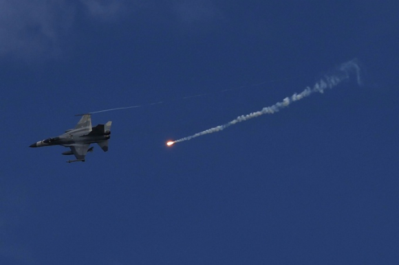 1 Dai Loan Tap Tran Ban Dan That Quy Mo Lon