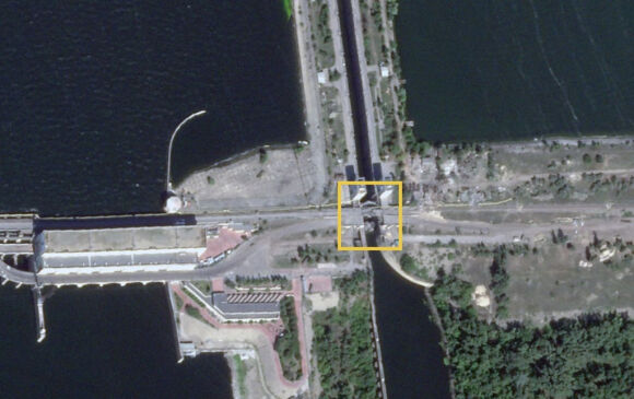 1 Ukraine Pha Huy Hang Loat Cay Cau O Kherson Nga De Doa Cat Nguon Cung Khi Dot