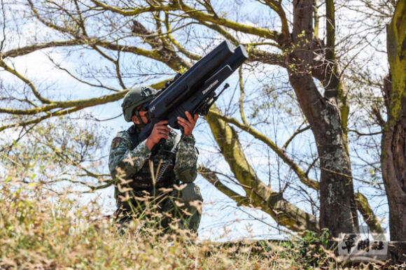 1 Dai Loan 25 May Bay Khong Nguoi Lai Cua Trung Quoc Vuot Duong Phan Cach