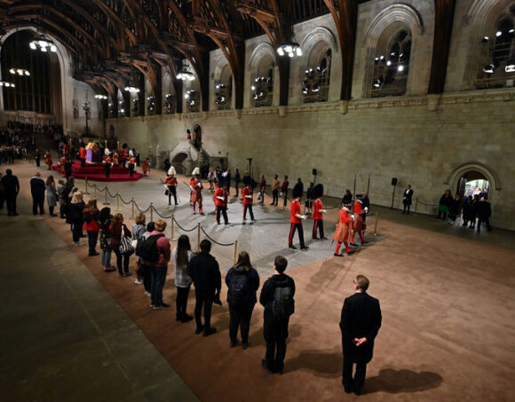 1 Dong Nguoi Xep Hang Dai 5 Km Cho Vieng Nu Hoang Anh