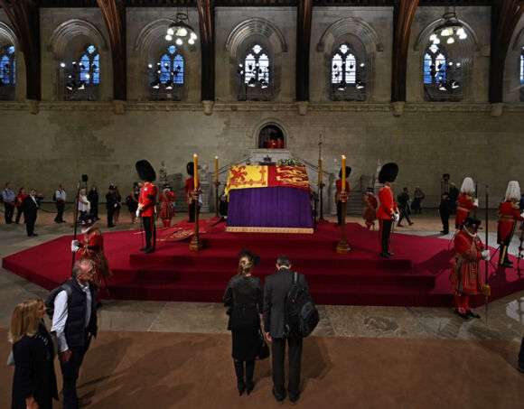 2 Dong Nguoi Xep Hang Dai 5 Km Cho Vieng Nu Hoang Anh