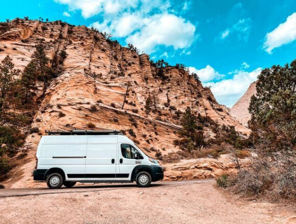 2 Nhan Ra Minh Dong Tinh Nguoi Phu Nu Ly Hon Va Du Lich Khap Noi