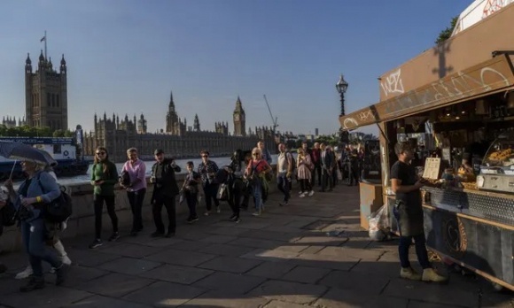 3 Dong Nguoi Xep Hang Dai 5 Km Cho Vieng Nu Hoang Anh
