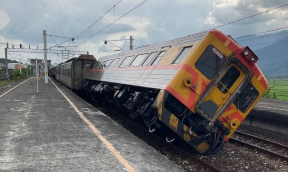 2 Nha Do Sap Tau Trat Banh Vi Dong Dat O Dai Loan