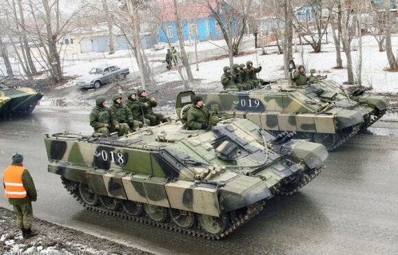 2 Xe Boc Thep Phun Lua Cua Nga Bi Thu Giu Tai Ukraine