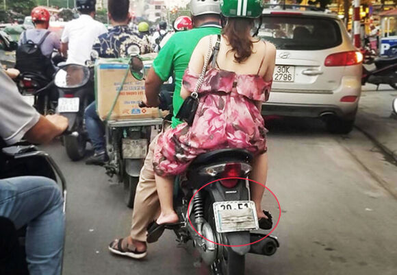 2 Lat Tay Chieu Tro Che Bien So Ne Phat Nguoi