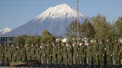 1 Phan Doi Viec Dieu Dong Thanh Nien 25 Tuoi Ban Vao Nguoi Dung Dau Van Phong Tuyen Dung O Nga