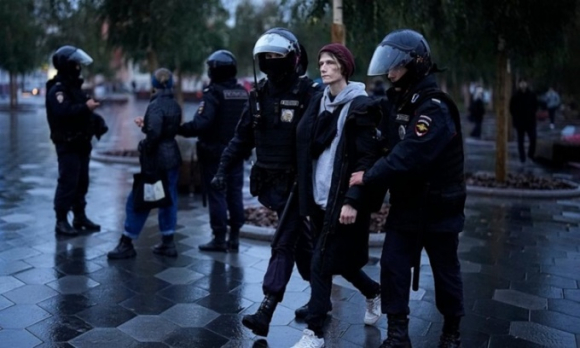 2 Chau Au Bung Tranh Cai Vi Dong Nguoi Roi Nga Sau Lenh Dong Vien