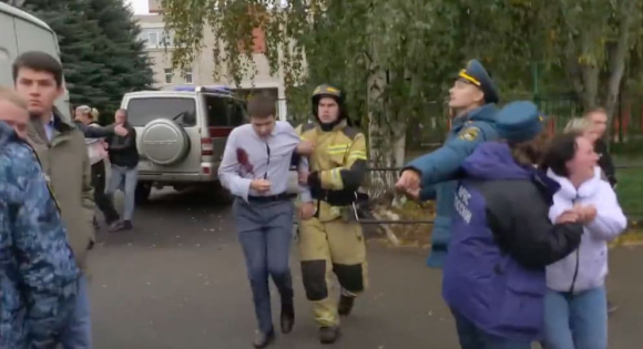 2 Xa Sung Tai Mot Truong Hoc O Izhevsk Nga