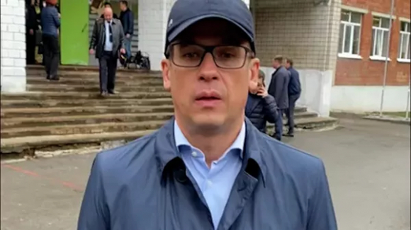 4 Xa Sung Tai Mot Truong Hoc O Izhevsk Nga