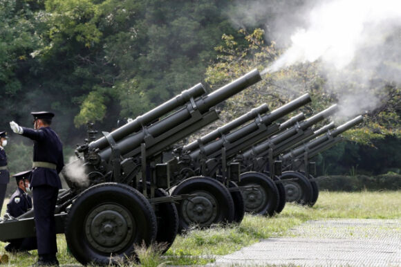 16 Chum Anh Quoc Tang Ong Abe Hang Nghin Nguoi Den Dat Hoa Tien Biet Cuu Thu Tuong Nhat Ban