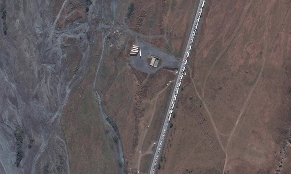 1 Anh Ve Tinh Doan Xe Xep Hang 16 Km O Cua Khau Nga