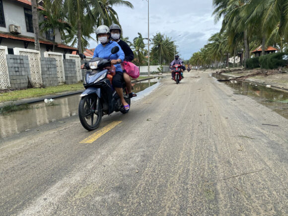 2 Bao Tan Nguoi Dan Hoi An Di So Tan Tro Ve Gio On Roi Tai Qua Nan Khoi