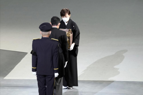 3 Chum Anh Quoc Tang Ong Abe Hang Nghin Nguoi Den Dat Hoa Tien Biet Cuu Thu Tuong Nhat Ban